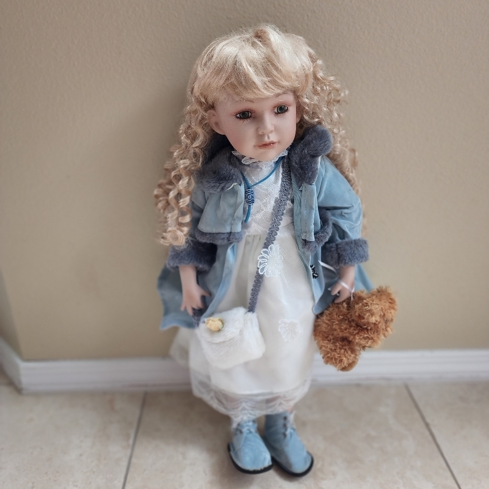 Duck House Heirloom large Porcelain Doll Excellent Condition